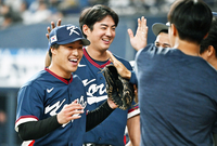 [포토]고바야시의 호투를 축하하는 구자욱