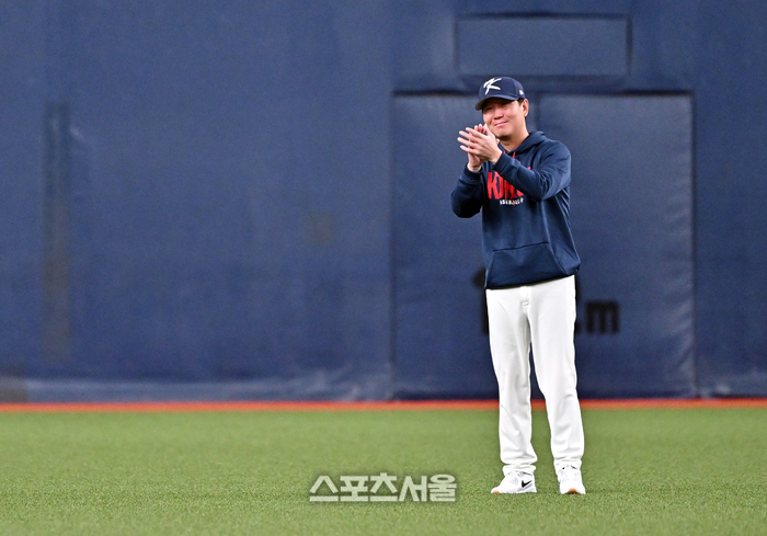 [포토]선수들 격려하는 류지현 감독