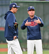 [포토]강인권 코치와 이야기 나누는 류지현 감독