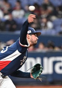 [포토]힘차게 공 뿌리는 데인 더닝