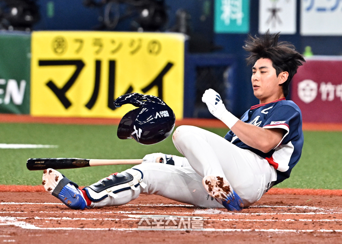 [포토]이정후, 헛스윙에 콰당!