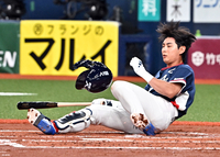 [포토]이정후, 헛스윙에 콰당!