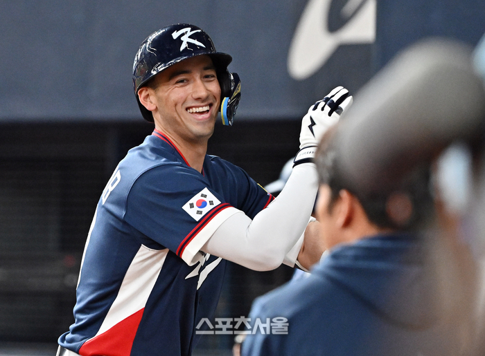 [포토]홈런 친 셰이 위트컴, 아무도 안 해 줄거야?