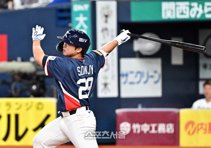 [포토]손주영의 유니폼 입은 문현빈, 힘찬 스윙