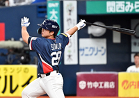 [포토]손주영의 유니폼 입은 문현빈, 힘찬 스윙