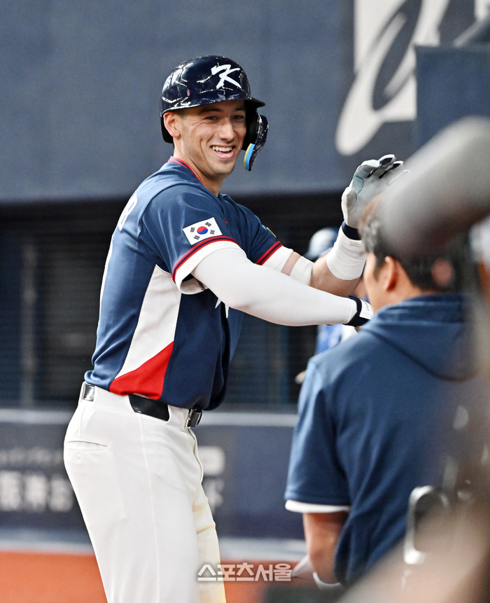 [포토]셰이 위트컴, 홀로 하이파이브