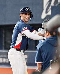 [포토]셰이 위트컴, 홀로 하이파이브