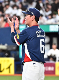 [포토]선수들에게 박수를 보내는 류지현 감독