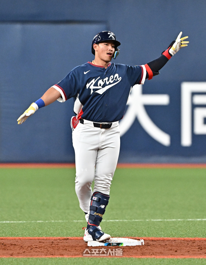 [포토]멀티 히트 기록하는 안현민