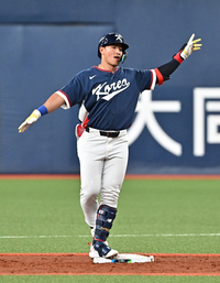 [포토]멀티 히트 기록하는 안현민