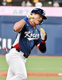 [포토]안현민, 이번엔 홈런!