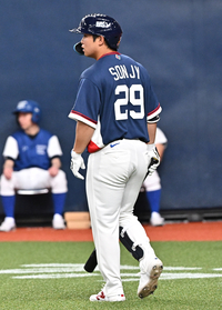 [포토]손주영 유니폼 입고 타석으로 향하는 문현빈