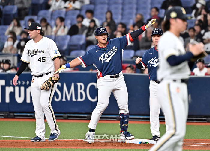 [포토]첫 타석부터 안타 치는 안현민