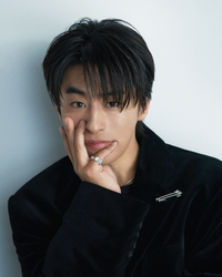 구교환, ‘무가치함’과 정면승부…‘모자무싸’ 타이틀 포스터 공개