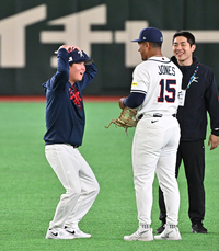 [포토]저마이 존스에게 하트 만들어 보이는 류지현 감독