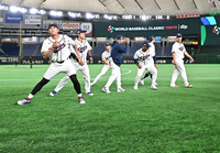 [포토]이정후, 도쿄돔 바뀐 새 잔디 위로