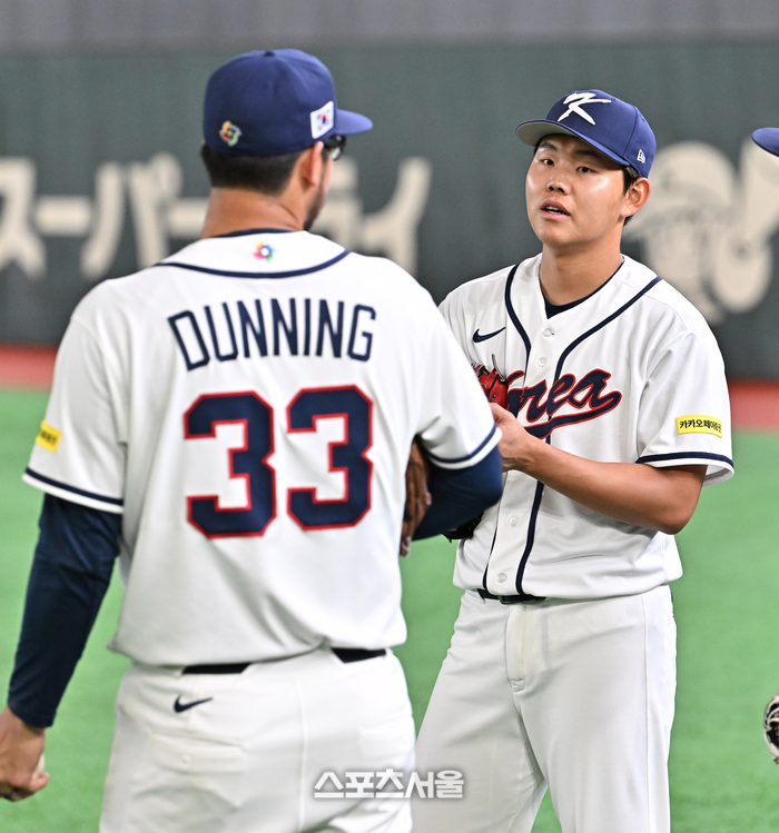 [포토]WBC 출격 준비하는 소형준과 데인 더닝