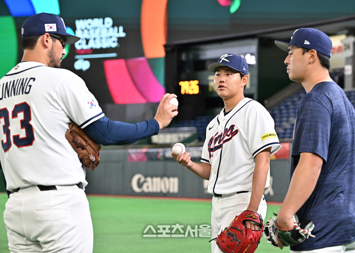 [포토]이야기 나누는 데인 더닝과 소형준