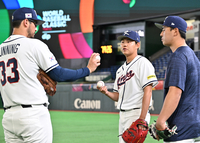 [포토]이야기 나누는 데인 더닝과 소형준