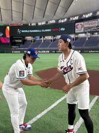 역시 ‘월클’ 이정후! 대만 주장·ML 투수 직접 달려오게 만든 ‘바람의 손자’의 ‘미친 인기’ [SS도쿄in]