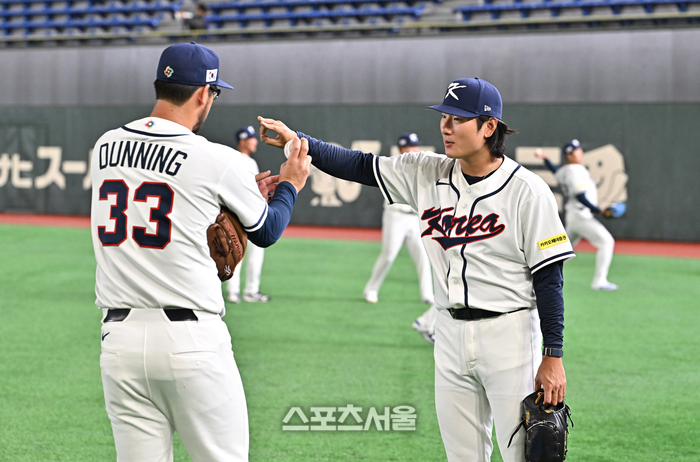 [포토]데인 더닝과 이야기를 나누는 곽빈