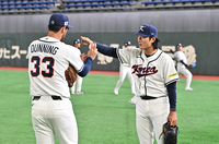 [포토]데인 더닝과 이야기를 나누는 곽빈