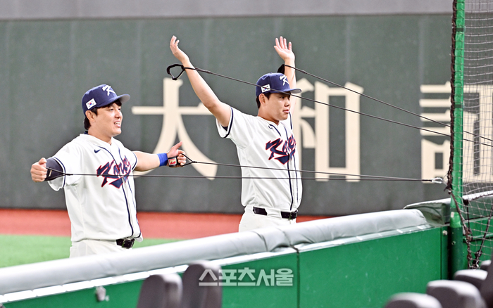 [포토]몸 푸는 박동원과 소형준