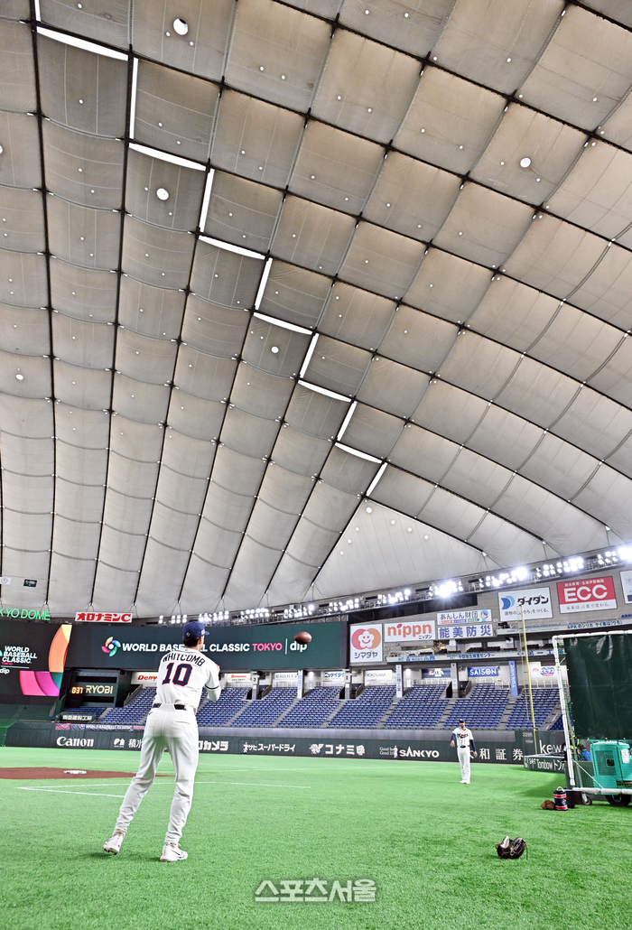 [포토]대표팀 도쿄돔 입성, 럭비공으로 캐치볼 하는 위트컴과 더닝