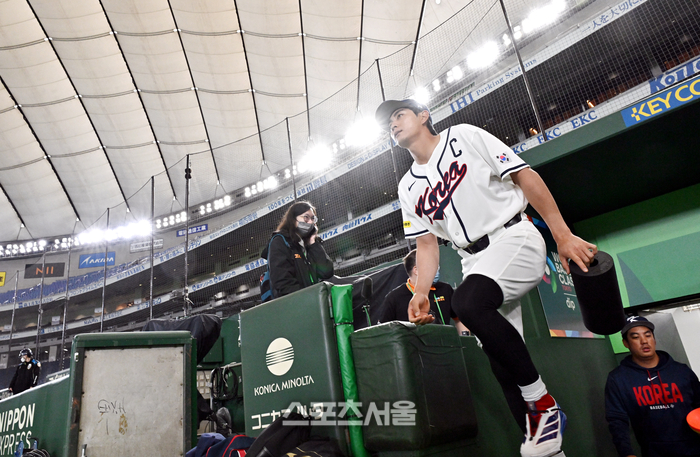 [포토]도쿄돔 입성하는 대표팀 주장 이정후