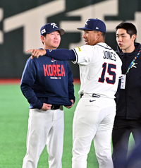 [포토]이야기 나누는 류지현 감독과 저마이 존스