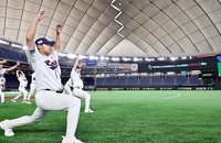 [포토]정우주, 도쿄돔 새 잔디 위로