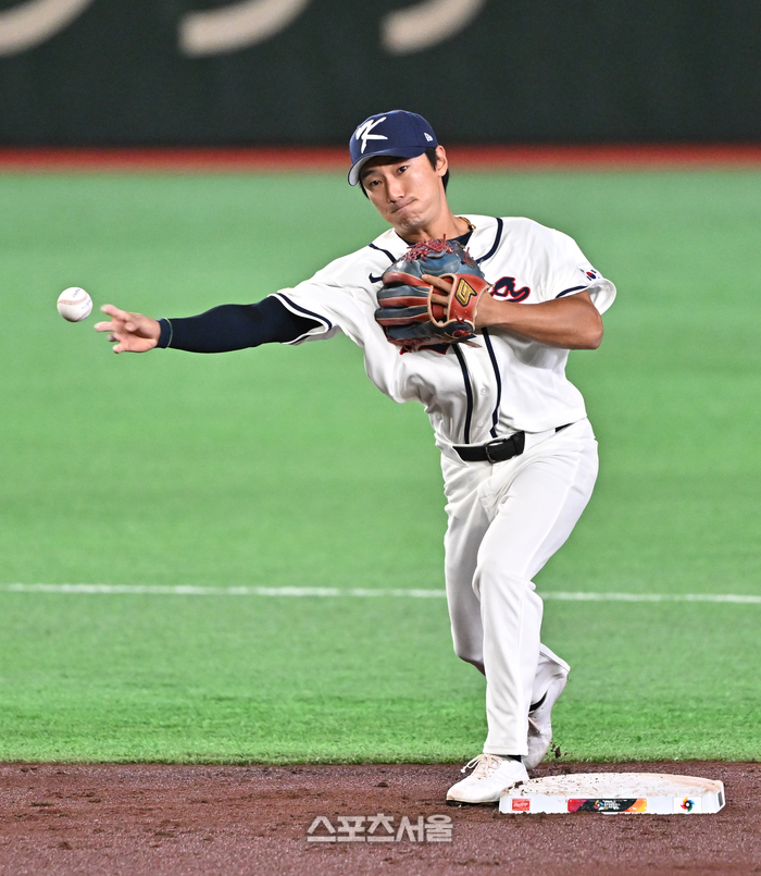 [포토]수비 훈련하는 신민재