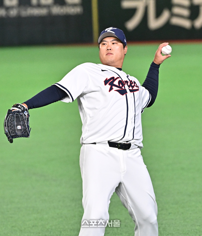 [포토]캐치볼로 몸 푸는 류현진