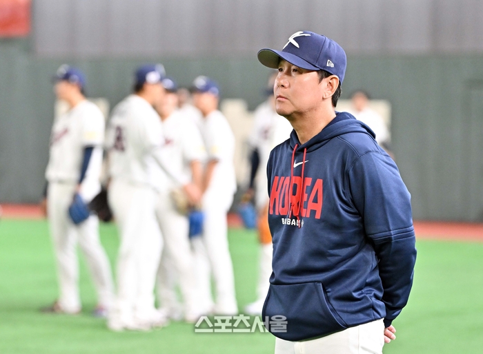 [포토]도쿄돔 첫 훈련 진행하는 류지현 감독