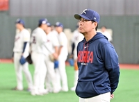 [포토]도쿄돔 첫 훈련 진행하는 류지현 감독