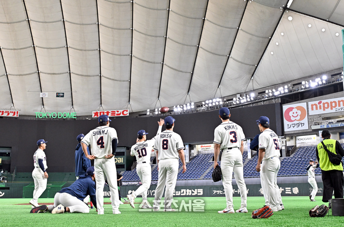 [포토]야구대표팀 위트컴, 도쿄돔에서도 미식축구공으로!