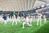 [포토]도쿄돔의 새 잔디 위에서 몸 푸는 야구대표팀