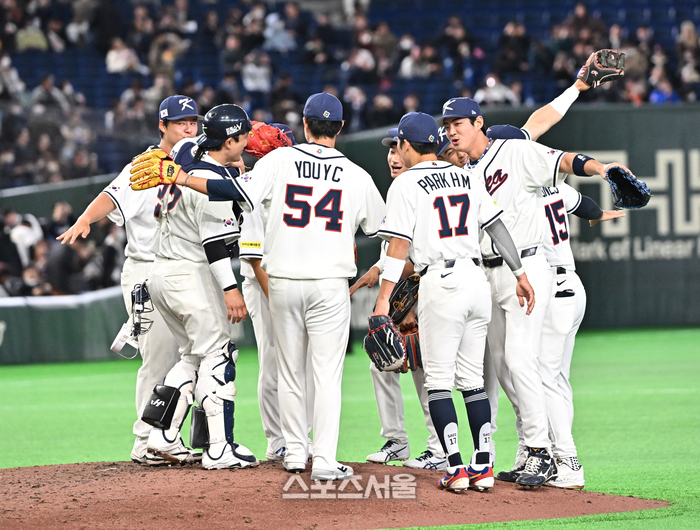 [포토]승리의 세리머니를 나누는 야구대표팀