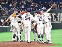 [포토]승리의 세리머니를 나누는 야구대표팀