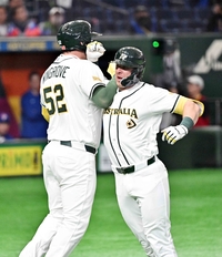 [포토]2점 홈런으로 기선제압하는 호주의 퍼킨스