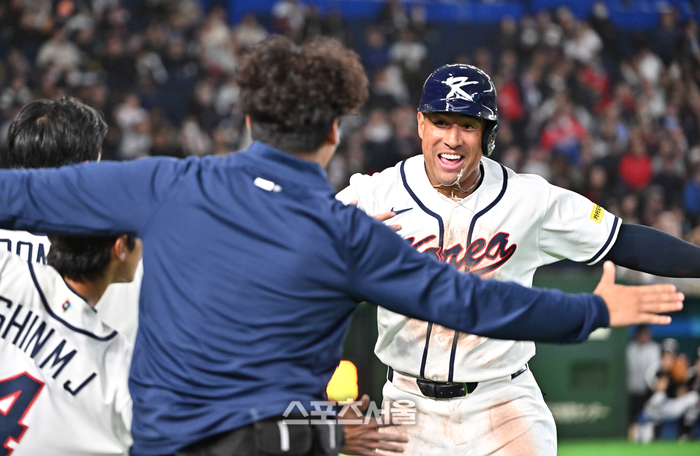 [포토]WBC 대표팀 저마이 존스, 솔로 홈런의 기쁨을!