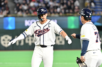 [포토]첫 타석부터 안타 치는 이정후