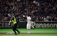 [포토]비행기 세리머니 하는 저마이 존스