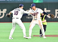 [포토]승리의 세리머니를 하는 위트컴과 존스