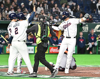 [포토]연타석 홈런 넘긴 위트컴