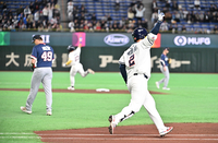 [포토]문보경, 만루홈런 넘기고...