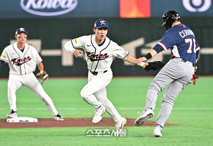 [포토]병살 만들어내는 김혜성