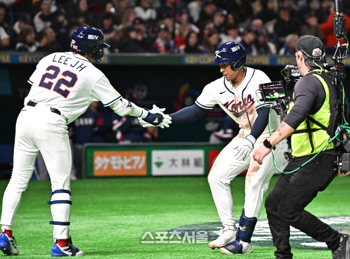 [포토]이정후와 홈런 세리머니를 하는 저마이 존스