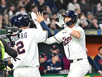 [포토]셰위 위트컴, 이번엔 2점 홈런으로!