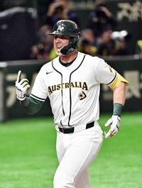 [포토]대만 상대 선제 2점 홈런 뽑아낸 호주의 퍼킨스